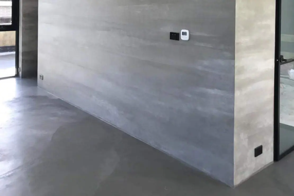 Alojamiento con muros y pavimento de microcemento en Cáceres.